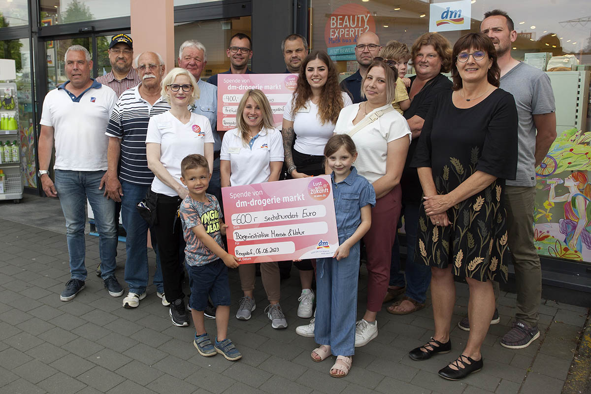 Discounter feiert Geburtstag und spendet an Feuerwehr und Kita