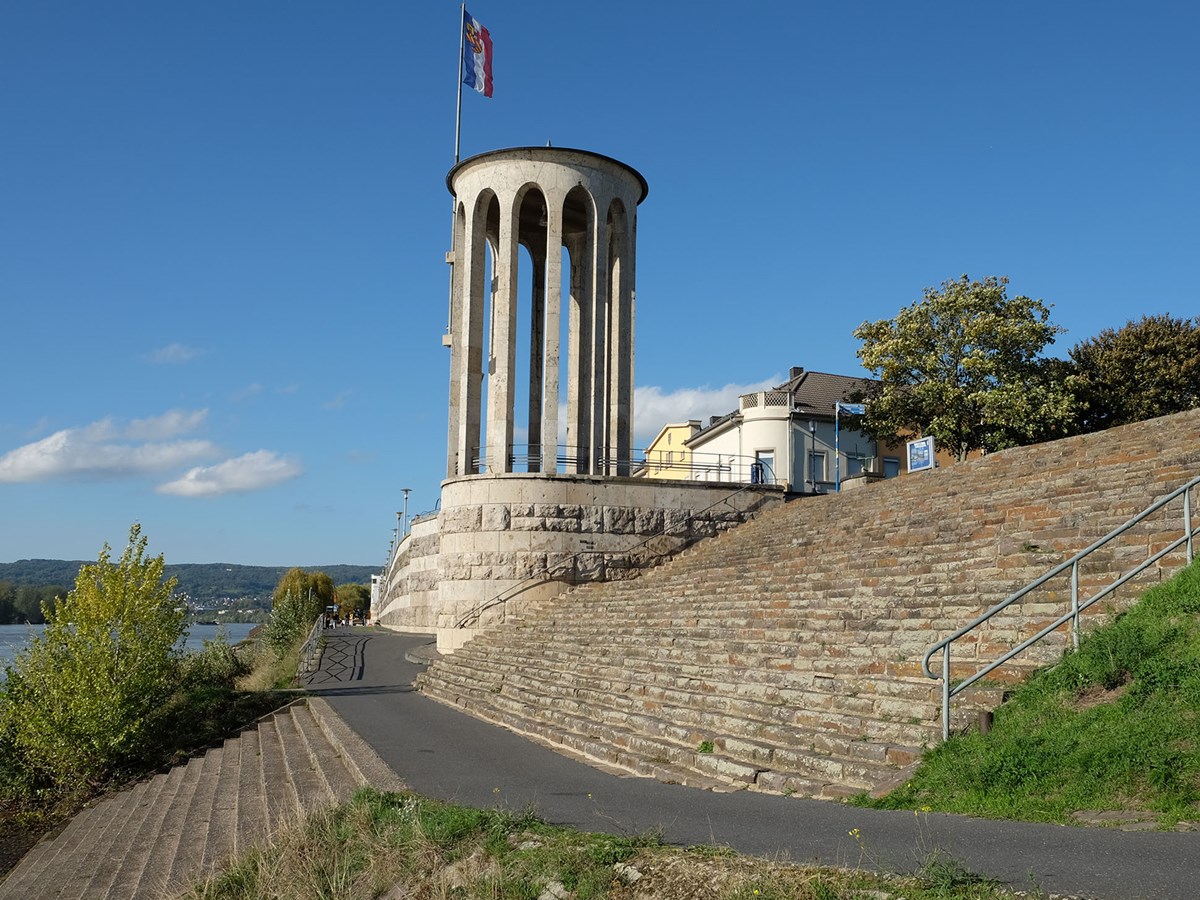 Die rund 500 Meter lange Deichmauer ist durch den markanten Neuwieder Pegelturm gekrnt (Foto: Melanie Lange)