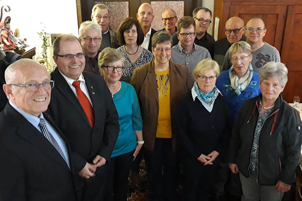 Falk Schneider (v.l.  Vorsitzender DRK Ortsverein) Jrg Backhaus (2.v.l. - DRK Blutspendedienst), Heinrich Freidel (letzte Reihe li.  Brgermeister Vettelscho) und Martin Buchholz (letzte Reihe 2.v.li.). Foto: Franz-Josef Ewens