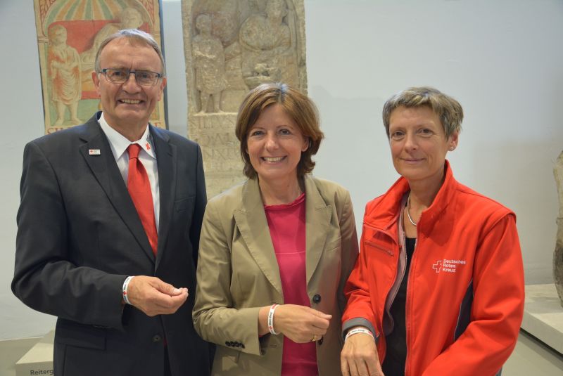 DRK-Prsident Rainer Kaul und DRK-Landesgeschftsfhrerin Anke Marzi schenken Ministerprsidentin Malu Dreyer Rotkreuz-Bndchen. Foto: DRK