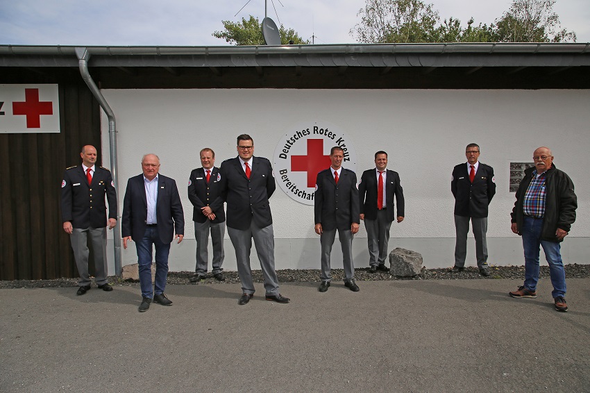 Der neuen Vorstand inkl. Ehrengste (von li nach re): Udo Schmidt, Michael Lieber, Stefan Theis, Stefan Mckschel, Sebastian Ringel, Mario Pees, Bernd Schmidt, Harald Pietsch (Fotos: DRK Ortsverein Horhausen)