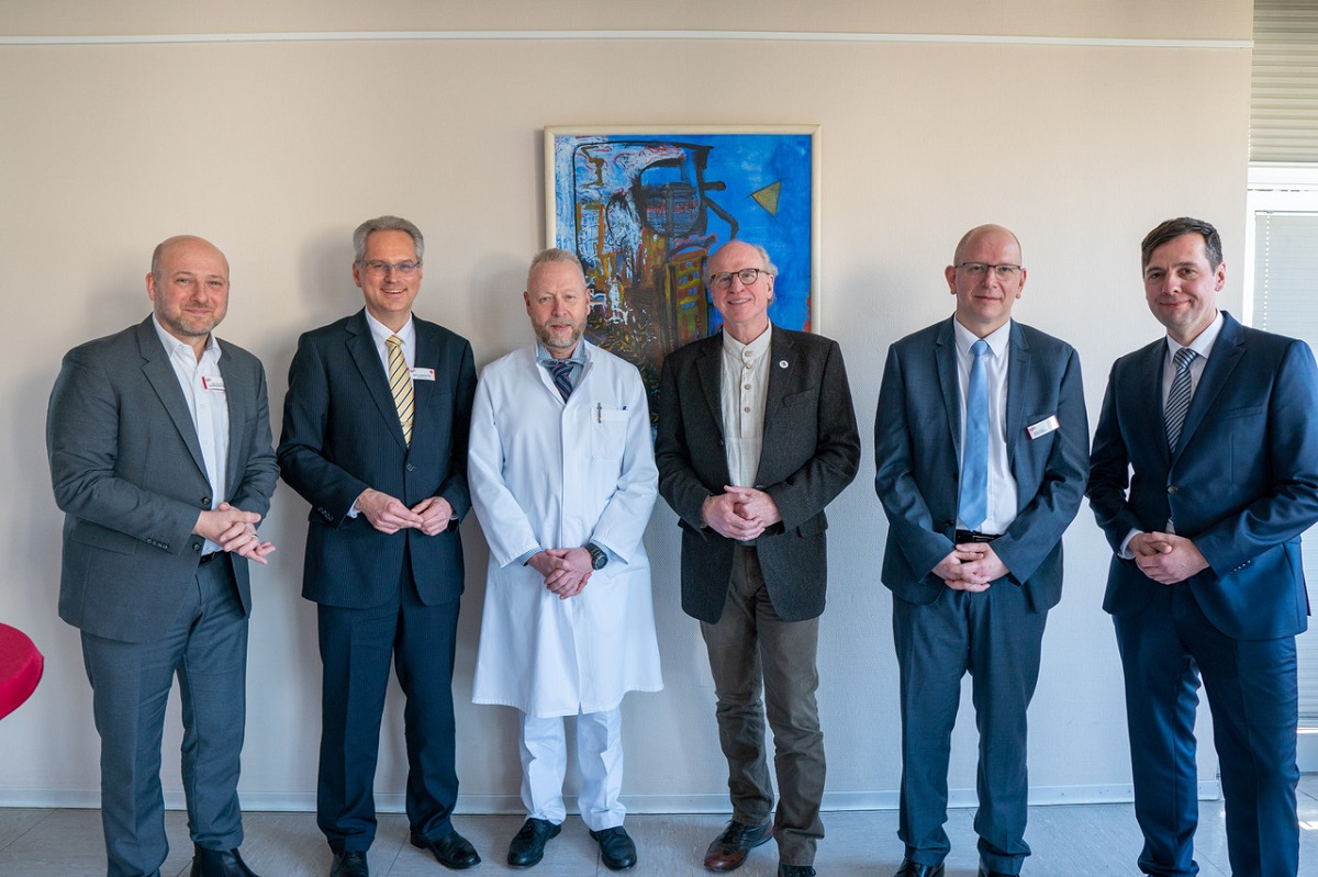 V.l.: Kaufmnnischer Direktor Bernd Lser, Geschftsfhrer Udo Langenbacher, rztlicher Direktor Prof. Dr. Jens Standop, ehemaliger Chefarzt Ansthesie und Intensivmedizin Priv. Doz. Dr. Armin Rieger, neuer Chefarzt Akutgeriatrie Sinan Dogan, neuer Chefarzt Ansthesie und Intensivmedizin Dr. Alexander Nassen). (Foto: DRK Krankenhaus Neuwied)