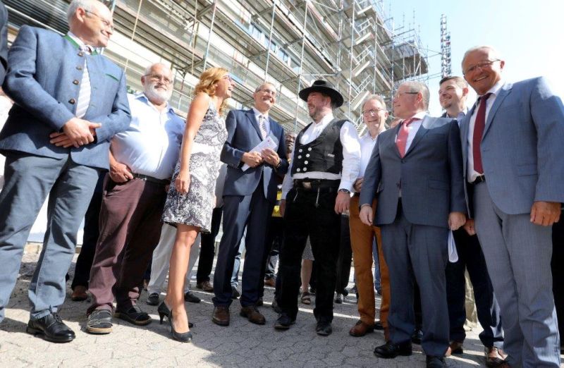 rztlicher Direktor Dr. Gerhard Lauck (ganz links), Ministerin Sabine Btzing-Lichtenthler (3. v. l.), daneben Rainer Kaul, Landrat Achim Hallerbach (ganz rechts) beim Richtfest. Foto: privat