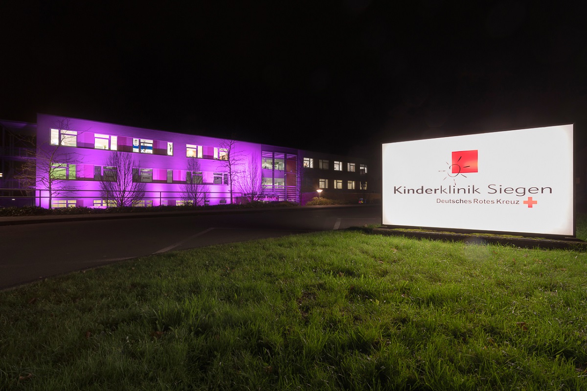 Die Siegener Kinderklinik - angestrahlt in lila anlsslich des Tag des Frhgeborenen. (Foto: DRK-Kinderklinik Siegen)