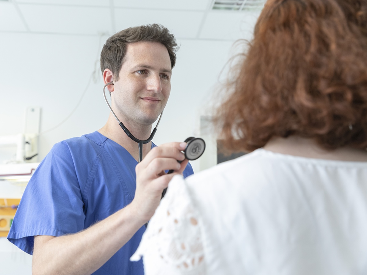 "Untersuchung": "Herzrasen tritt oft auf, wenn Kinder krperlich aktiv sind oder sich aufregen", wei Oberarzt Dr. Timo Klaas von der DRK-Kinderklinik. "Selten handelt es sich beim Herzrasen um eine wirkliche Herzrhythmusstrung. Diese tritt bei etwa einem von 4000 Kindern auf." (Foto: DRK Kinderklinik)