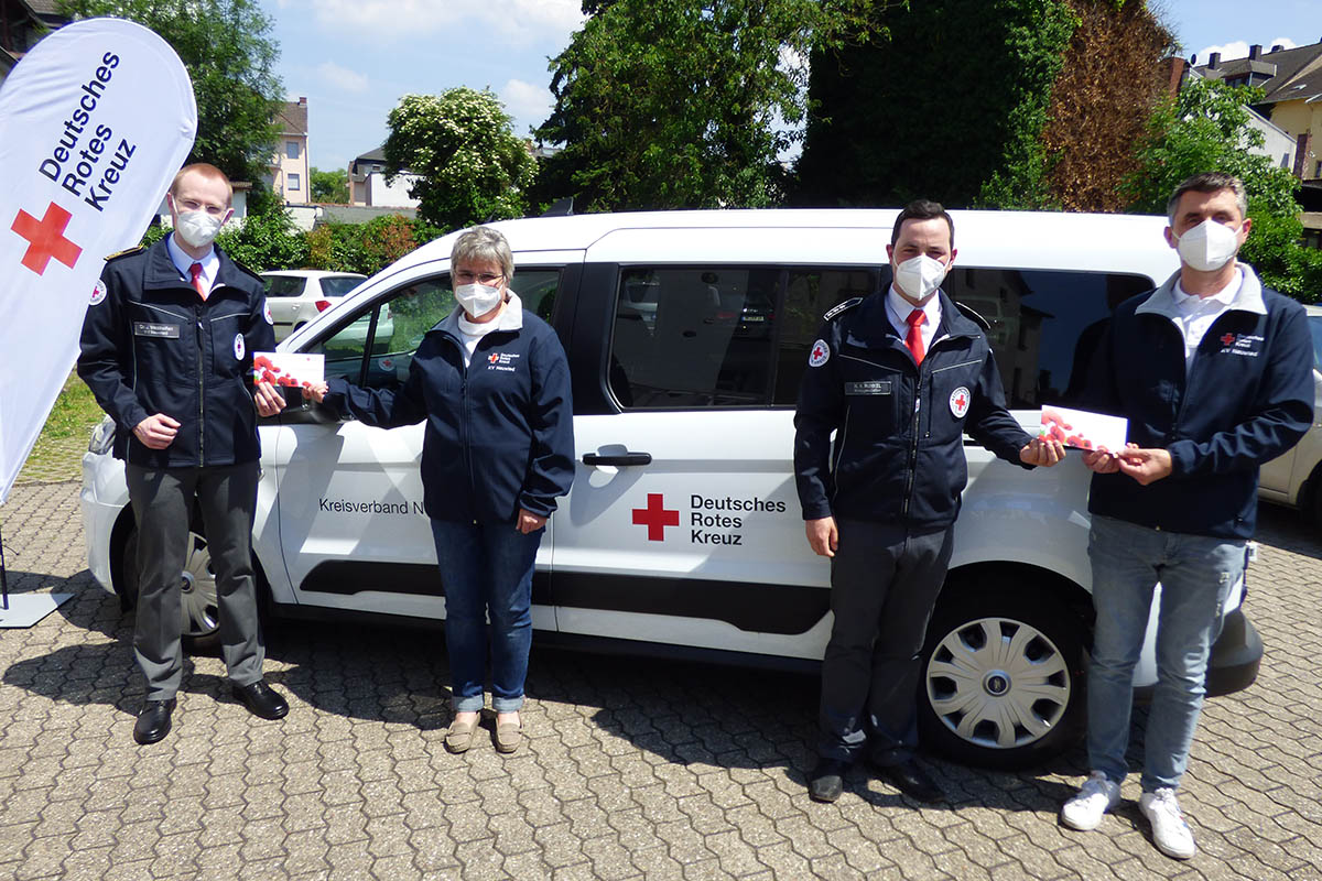 Kreisbereitschaftsarzt Johannes Westhofen, Geschftsfhrerin Kerstin Rexilius-Schuler, Kreisjugendleiter Niklas Runkel und Frank Book vom Aktiven Dienst des DRK Kreisverbandes Neuwied (von links) freuen sich, den Mitgliedern ein kleines Dankeschn zukommen lassen zu knnen. Foto: Angela Gbler