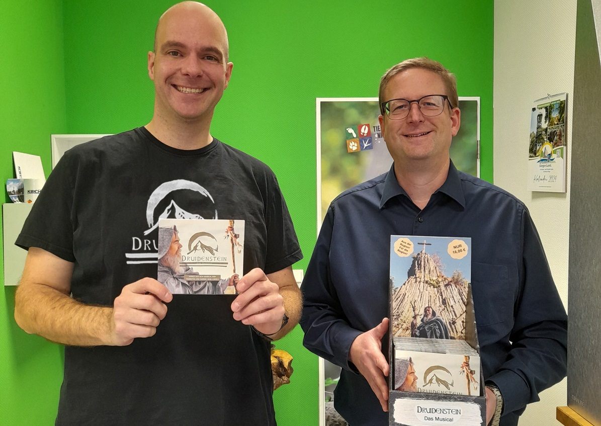 Thorsten Uebe-Emden und Sven Wolff prsentieren die neue CD in der Tourist-Information in Kirchen. (Foto: Verbandsgemeindeverwaltung)