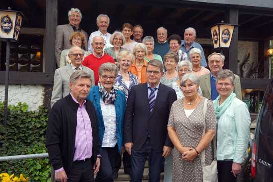 Vor dem "Landhaus Arienheller" versammelte sich der Jahrgang zum Gruppenfoto. Foto: Andreas Kossmann