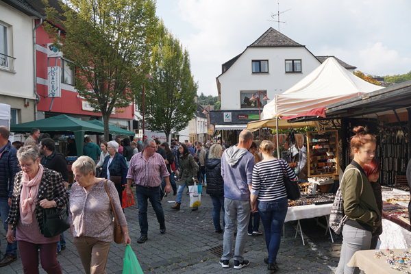 Buntes Markttreiben in der Stadt Dierdorf