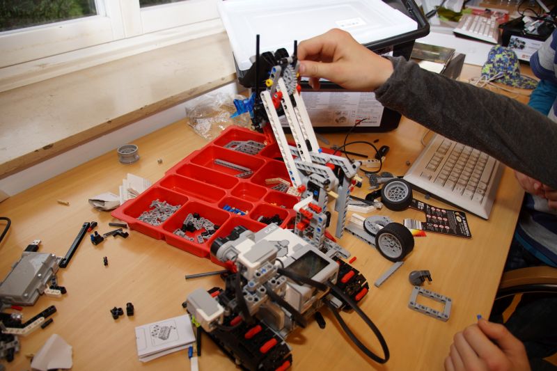 Mit Lego-Teilen Roboter bauen. Foto: Veranstalter