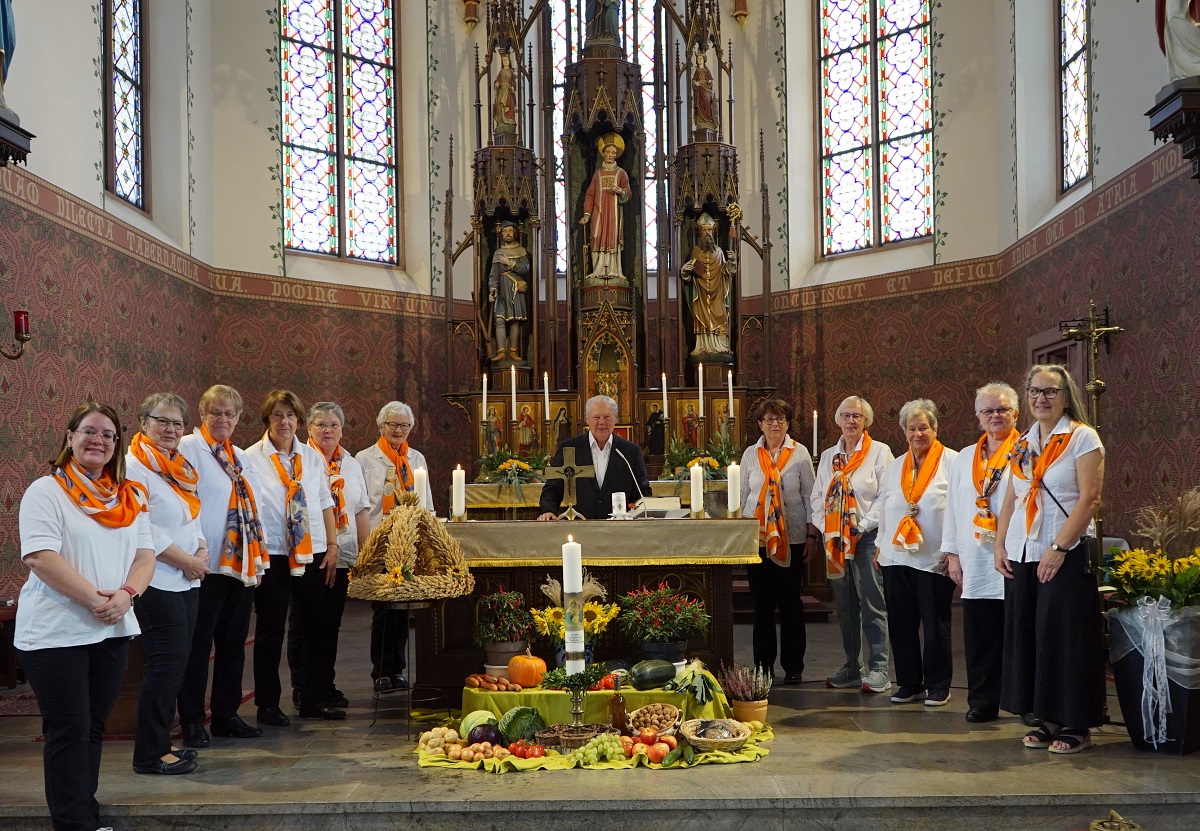 Der Dankgottesdienst zum 100-jhrigen Bestehen der Katholischen Frauengemeinschaft Nentershausen, der von Pfarrer Dieter Braun (Mitte) zelebriert wurde, erffnete in der Laurentius Kirche die  Feierlichkeiten zum Jubilum der Gemeinschaft. (Foto: Alfred Lenz)