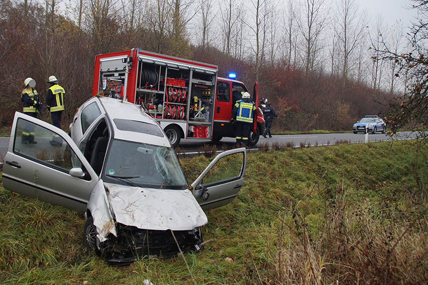 Feuerwehren wurden zu Verkehrsunfall auf B 8 gerufen