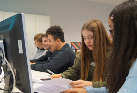 Die neu erworbenen Informationen wurden von den Schlern achten Klassen gleich am eigenen Smartphone oder am schuleigenen PC getestet. (Foto: IGS Hamm/Diana Hedwig)