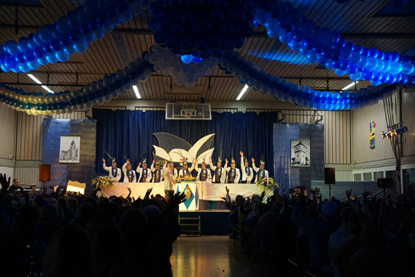 In der festlich geschmckten Halle fanden sich viele Besucher ein. Fotos: LJS