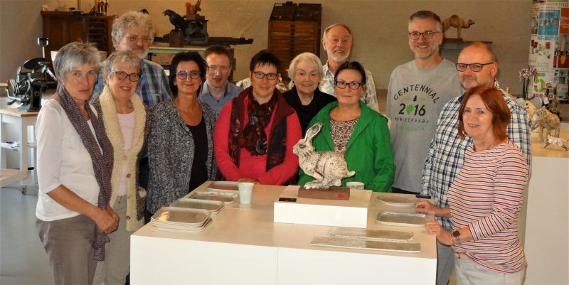 Im Keramik-Kasino in Hhr-Grenzhausen durften die Kulturschaffenden der Kleinkunstbhne Mons Tabor die Arbeit heimischer Keramiker kennen lernen. Foto: privat