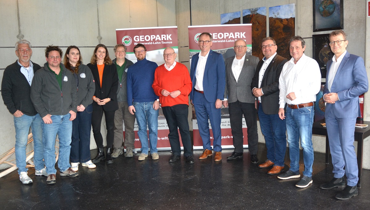 Von links: Knut Rehn (Geopark), Jan Bosch (Geopark), Laura Haimerl (Geopark), Maja Bttner (Westerwald Touristik Service GbR), Michael Volkwein (Geopark), Philipp Borchardt (Lahntal Tourismus Verband e. V.), Landrat Wolfgang Schuster (Lahn-Dill-Kreis), Landrat Michael Kberle (Landkreis Limburg-Weilburg), Landrat Dr. Peter Enders (Landkreis Altenkirchen), 1. Beigeordneter Markus Harf (VG Asbach), Landrat Achim Schwickert (Westerwaldkreis), Notar Dr. Stefan Braun. (Fotos: Wolfgang Rabsch)