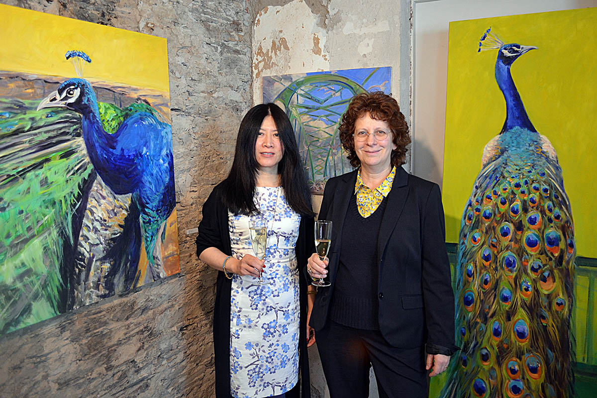 Das Foto zeigt die Inhaberin der Galerie MEER! KUNST!, Yan Zhang (links), mit der Knstlerin Elizabeth Weckes (rechts). Fotos: Josef Dehenn