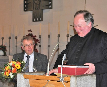 Pfarrer Martin Krten wrdigte den Jubilar Hans-Josef Greb. (Foto: dik)