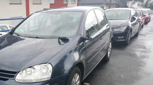 In der Altenkirchener Wiedstrae hat ein Unbekannter im Lauf des heutigen Tages (24. Oktober) den linken Auenspiegel eines Volkswagen Golf abgerissen und vllig zertrmmert. (Foto: Polizei)