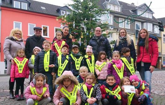 Kinder aus den Wissener Kindertagessttten St. Katharina, Lummerland und Adolph Kolping haben die Weihnachtsbume im Regiobahnhof und in der Rathausstrae dekoriert. (Foto: Treffpunkt Wissen) 