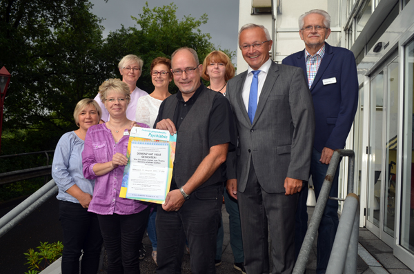 Von links: Rosi Pfaffhausen, stellvertretende PDL, Carla Meirich, PDL, Wohnbereichs- und Sozialdienstlleitungen sowie Dr. Ulrich Kettler, Kreisbeigeordneter Achim Hallerbach und Einrichtungsleiter Bernard Stammer laden zur Veranstaltung Demenz hat viele Gesichter" herzlich ein. Foto: Privat