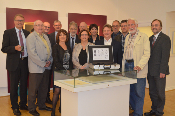 Von links nach rechts: Landrat Rainer Kaul, Karl Ditt Sparkasse Neuwied, Martin Neudecker und Wolfgang Sulzbacher beide Lions Club Neuwied-Andernach, Petra Grabis Vorsitzende des Beirats fr die Teilhabe von Menschen mit Behinderung (BTMB), Michael Hirsch Geschftsfhrer BTMB, Bernd Willscheid Museumsleiter, Stefan Saul Hrakustik Becker, Hildegard Person-Fensch als Sozialdezernentin Mitglied des BTMB, Ute Jung Schulleiterin Landesgehrlosenschule Neuwied, Mario Heim, Horst Schneider, Hans Werner Kaiser, Herbert Woidtke, alle vier Mitglieder des  BTMB. Foto: Privat