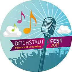 Mit Button und Bndchen auf dem Deichstadtfest  