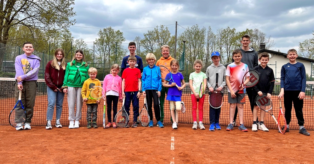 Die Teilnehmer des diesjhrigen Aktionstags mit den Jugendwarten Robin Becher und Lukas Brandenburger sowie der Trainerin Tanja Weber. (Foto: Tennisfreunde Blau-Rot Wissen)