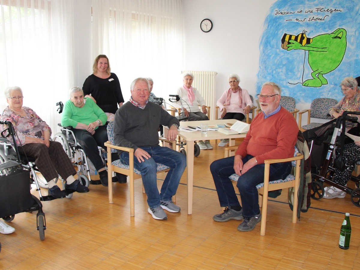 Egon Kreuzer mit dem Vorlesetreff und dem Beigeordneten Udo Seidler (Foto: Jana Richartz)