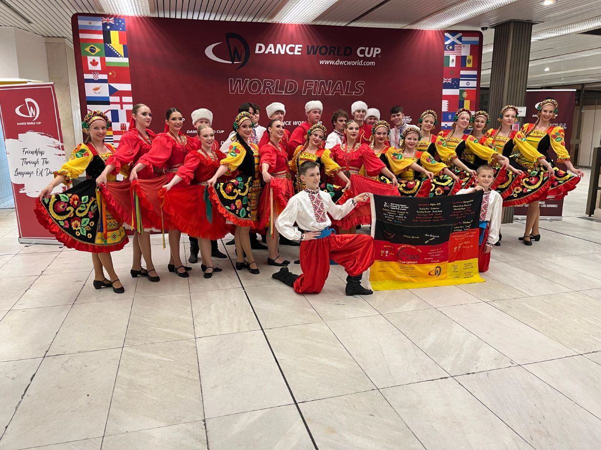 Die Abordnung der Tanzschule Lets Dance aus Altenkirchen freute sich ber gelungene Auftritte beim Dance World Cup in Prag. (Foto: privat)