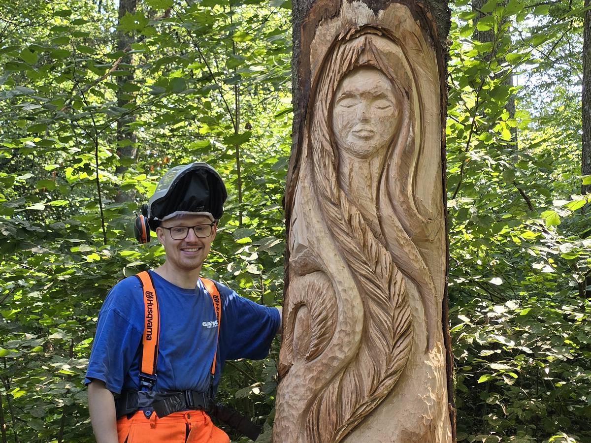 Robin Rosenthal mit der geschnitzten Herke (Foto: Marion Lck) 