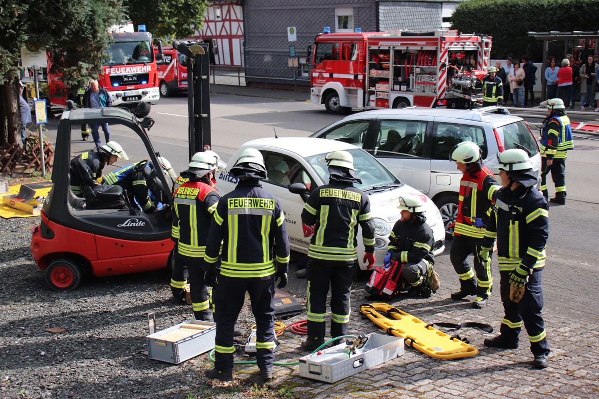 Abschlussbungen mit vielen Szenarien: Feuerwehren der VG Daaden-Herdorf testen neues Konzept