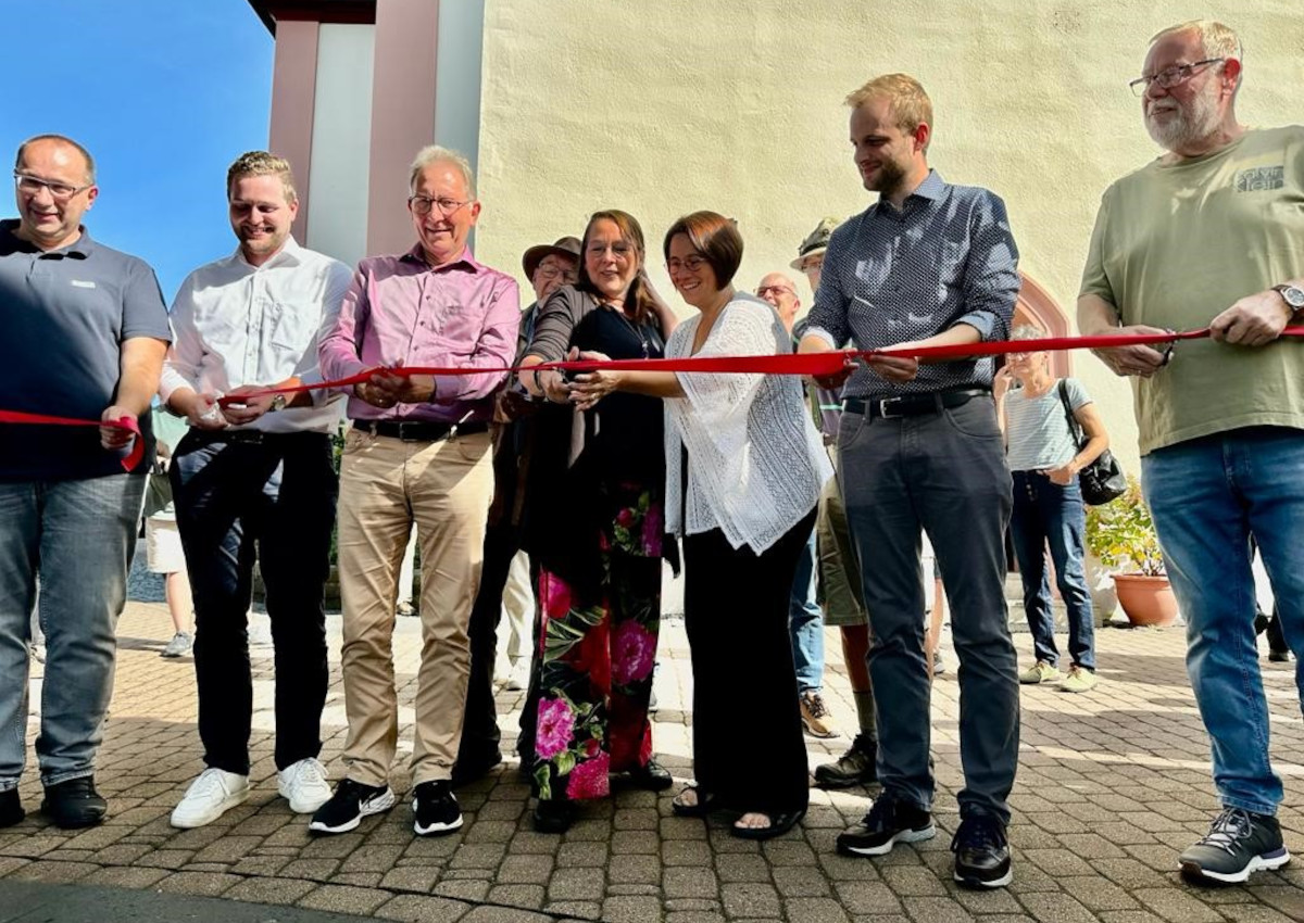 Das Band ist durchschnitten und der Pilgerweg in Daaden erffnet. (Foto: Privat)