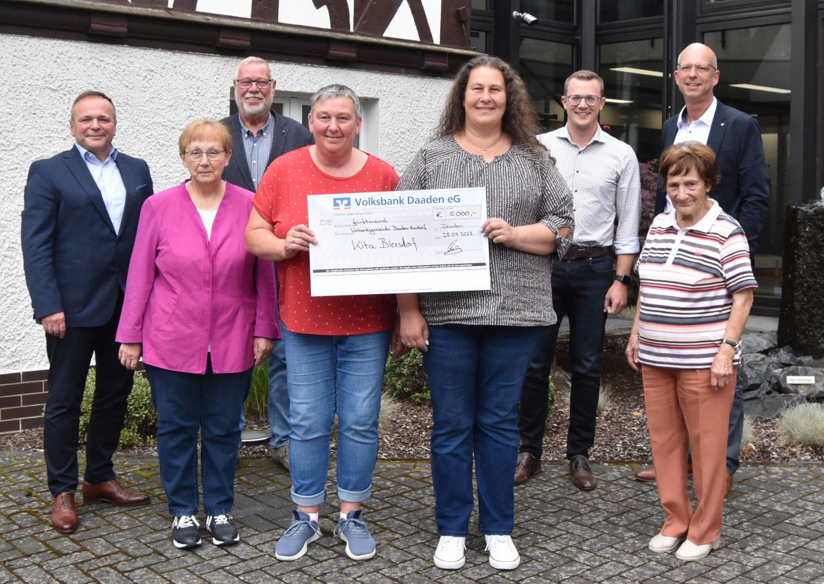 Spendenscheckbergabe bei der Kita Daaden-Biersdorf. (Foto: Volksbank Daaden eG)