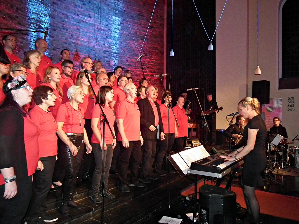 Der Gospelchor Da Capo Living Gospel begeisterte das Publikum bei seinem Jubilumskonzert in der Erlserkirche in Wissen. Fotos: Regina Steinhauer 