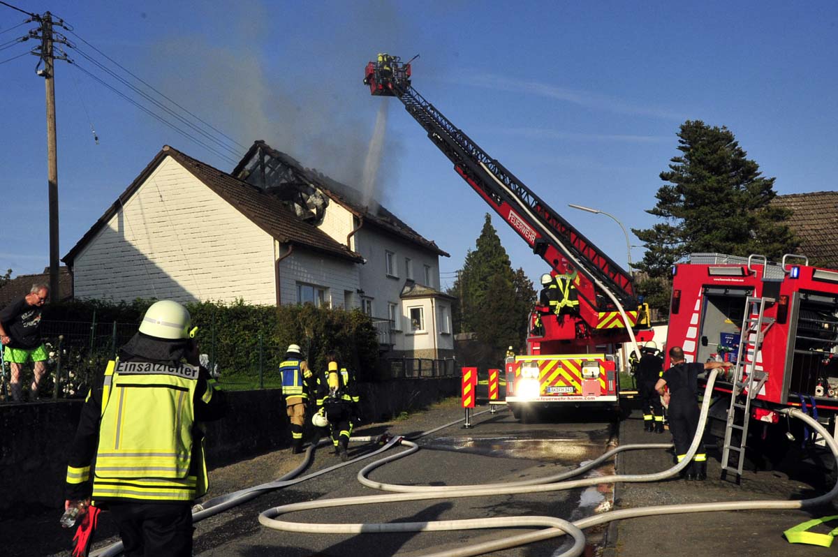 AKTUALISIERT: Dachstuhl brannte in Roth-Hohensayn, Feuerwehren waren mit 70 Krften im Einsatz