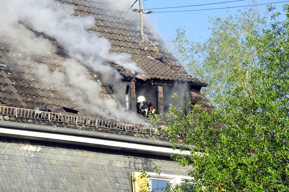 Eine Person wurde bei dem Feuer in Obererbach verletzt. (Fotos: kk)