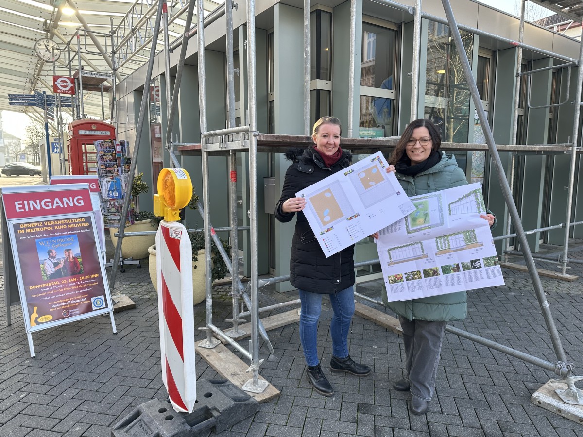 Alena Linke (links) und Stephanie Krings aus der Planungsabteilung vor der Tourist-Information (Foto: Melanie Lange)