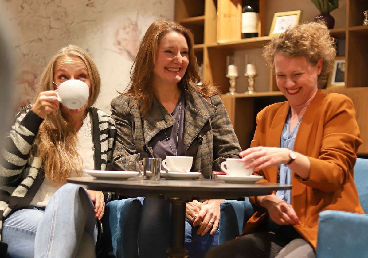 Damenbesuch auf der Bhne (Foto: Miriam Ott)