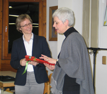 Superintendentin Andrea Aufderheide dankte der Pfarrerin und Kirchengeschichtlerin Dr. Nicola Kuropka (links)fr ihren Vortrag anlsslich des Reformations- und Kirchenkreis-Jubilums und berreichte regionale Anregungen. Foto: Petra Stroh