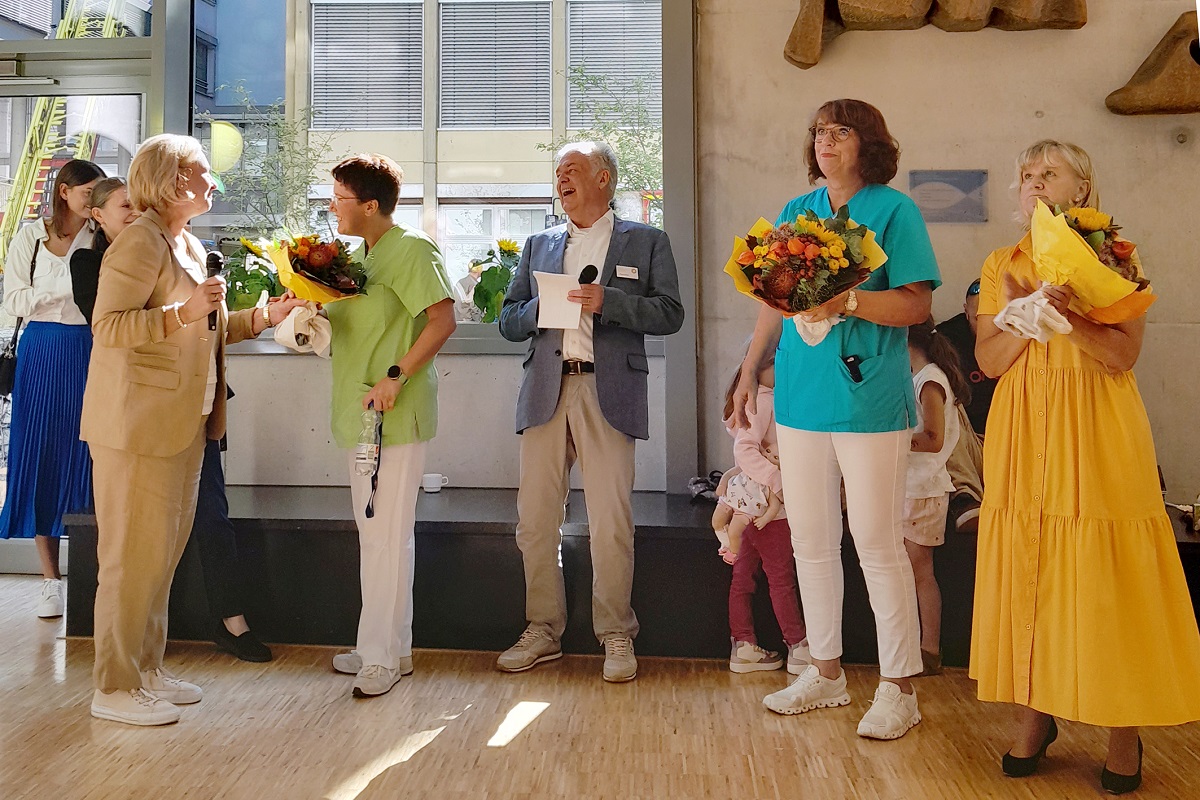 Die Krankenhausoberin Gaby Frmbgen (vorne links) bedankt sich bei Mitgliedern des Frdervereins "Sonnenschein" fr die tatkrftige Untersttzung. (Foto: Harald Sauerbrei)