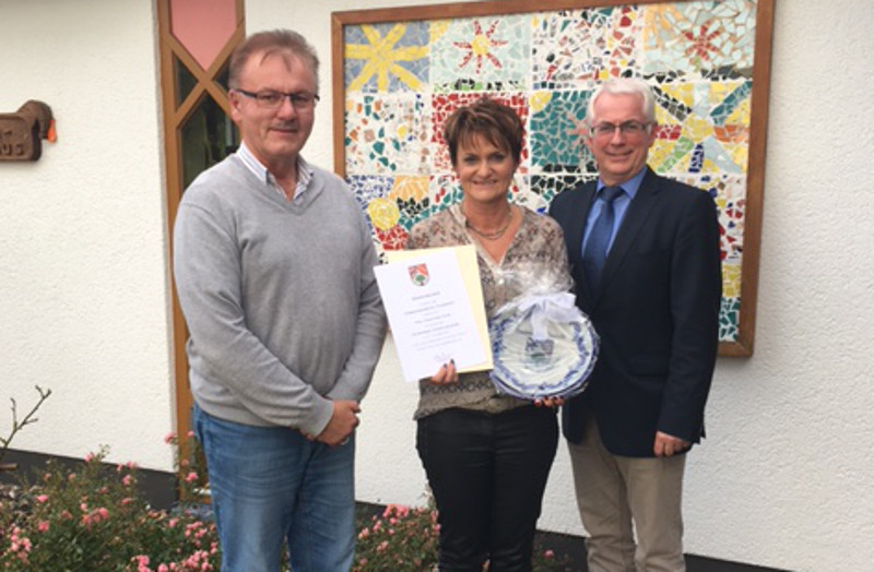 Brgermeister Volker Mendel (rechts) und Broleiter Wolfgang Mller gratulierten Kita-Leiterin Dorothee Dutz zum Jubilum. Foto: Privat