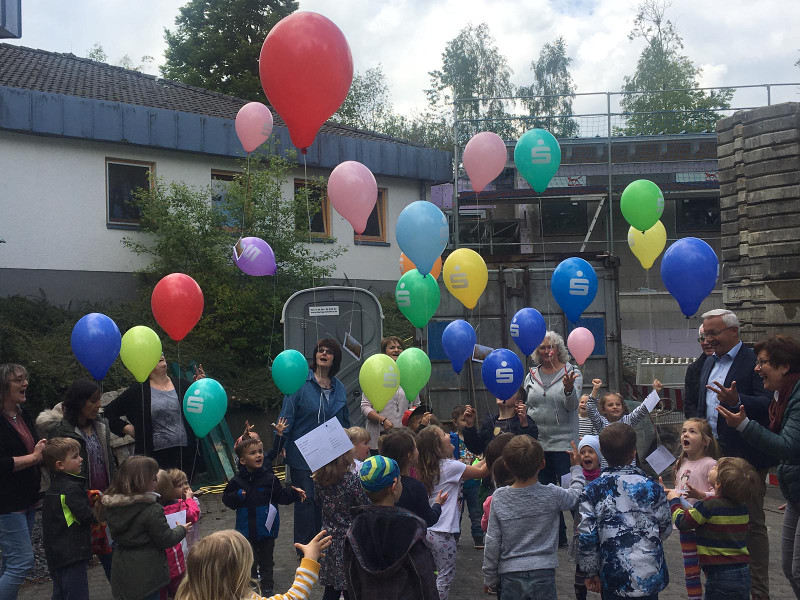 Die Ortsgemeinde Drrholz feierte mit zahlreichen Gsten das Richtfest zur umfangreichen Erweiterung der Kommunalen Kita im Ortsteil Daufenbach. Zu diesem freudigen Anlass sangen die Kita-Kinder ein Stndchen und lieen mit voller Begeisterung bunte Luftballons in den Himmel steigen. Foto: KV Neuwied