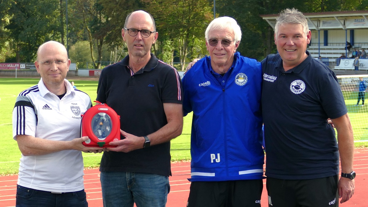 Sportlicher Leiter Wolfgang Leidig, VfB-Mannschaftsarzt Dr. Peter Janka, VfB-Geschftsfhrer Frank Haak und Dr. Andreas Sthn bei der bergabe des AED. (Fotos: VfB Wissen)