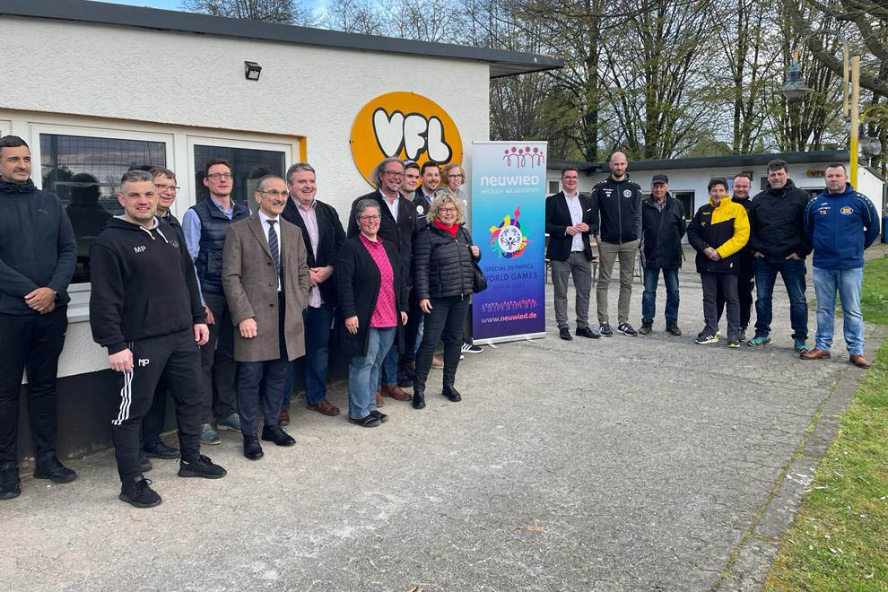 Bei der Auslosung auf dem Sportplatz in Oberbieber herrschte bei allen Beteiligten bereits groe Vorfreude auf die Spiele um den begehrten Deichstadtpokal. Fotos: Peter Jung