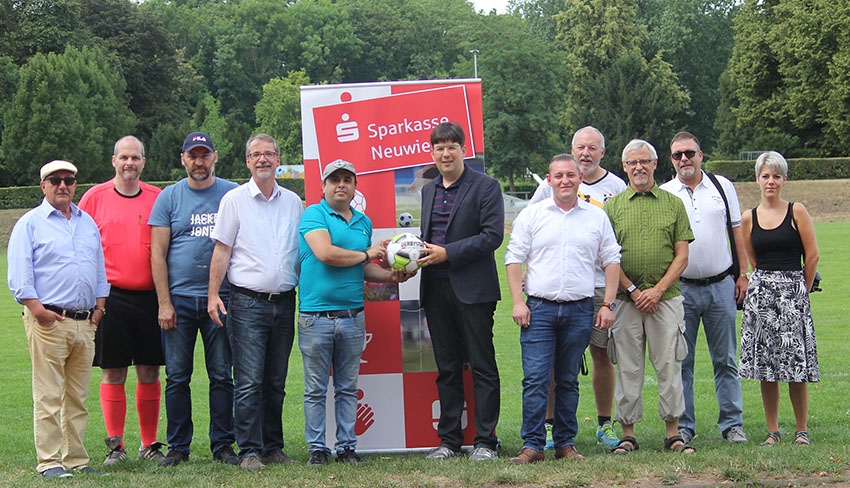 Anpfiff fr Deichstadt-Pokal im Raiffeisen-Stadion