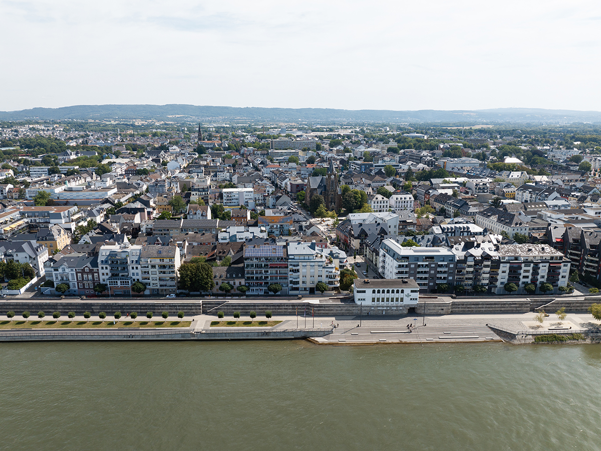 An der schnen neuen Deichuferpromenade in der Neuwieder Innenstadt werden wieder Schiffe mit Touristen anlegen. Fr Anlegestelle 2 (auf dem Bild links neben der Treppe) ist jetzt eine Einigung mit der Reederei Scylla erzielt worden. Die Schweizer installieren auch ihre eigene Brcke mit Ponton. Foto: Stadt Neuwied / Nikolai Benner. 