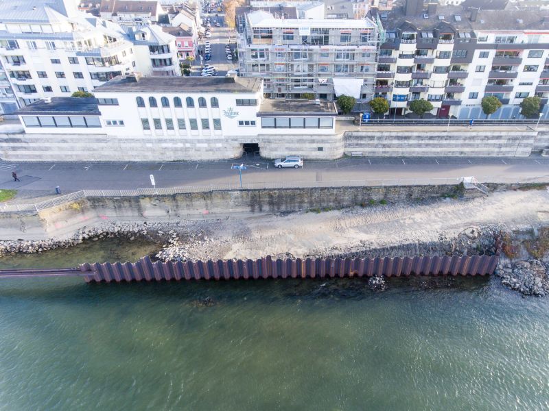 Deichvorgelnde: Spundwand ragt schon aus dem Wasser 