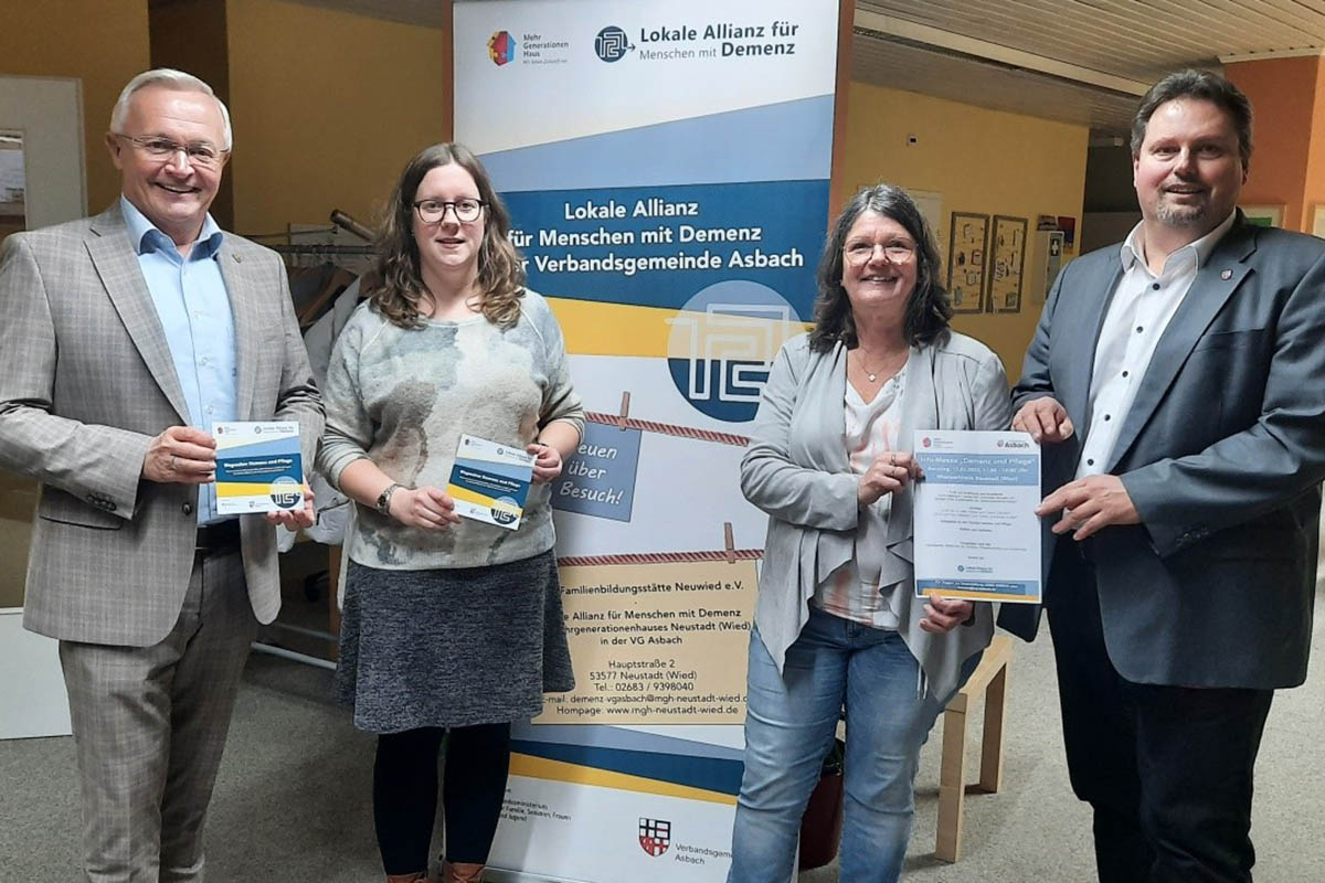 Hoffen auf viele Besucher bei der Demenz-Messe am 12. Mrz in Neustadt: (von links) Landrat Achim Hallerbach, Angela Mu (Koordinatorin Mehrgenerationenhaus Neustadt), Ulla Mller (Koordinatorin Lokale Allianz Demenz) und Brgermeister Michael Christ. Foto: Kreisverwaltung