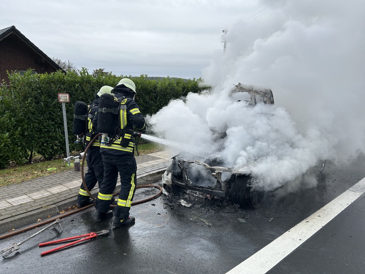 Schnell und effektiv: Freiwillige Feuerwehr Hamm (Sieg) lscht brennendes Auto